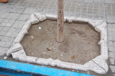 Eine Möglichkeit, aber trotzdem kein schöner Anblick... - doch wenigstens tritt hier kein unachtsamer Fußgänger hinein.