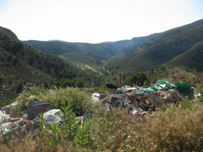 Müllberg an der wunderschönen Malafí-Schlucht