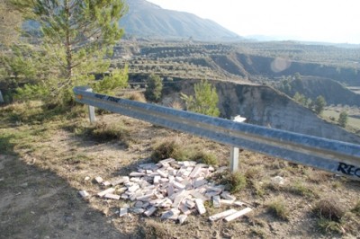 Müll-Fliesenabschnitte am Straßenrand entsorgt.JPG (129.91 KiB) 31960 mal betrachtet Fliesenmüll am Straßenrand entsorgt