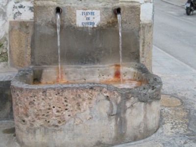 Wenn der Brunnen wenig Wasser gibt, achtet man ihn erst..jpg