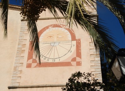 Sonnenuhr.JPG (252.35 KiB) 2949 mal betrachtet Sonnenuhr an der Kirche von Benillup (El Comtat)