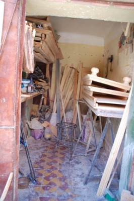 8Tischler.JPG (158.16 KiB) 3158 mal betrachtet Tischler und Gerber arbeiten in beengten Werkstätten.