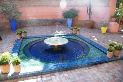DSC_0072 mAJORELL Eingang Brunnen.JPG (132.62 KiB) 3301 mal betrachtet Jardin Majorelle - Brunnen im Eingangsbereich