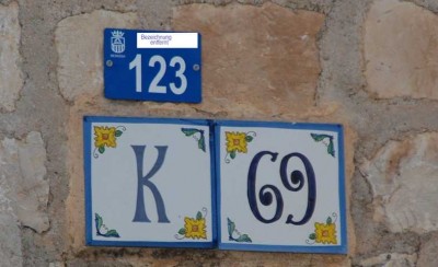 Unten die alte Hausnummer (die nun abgeklopft werden muss), oben die neue (blau)...