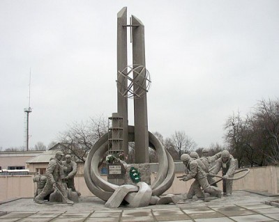 Denkmal vor dem Feuerwehrposten in Tschernobyl<br />Quelle: www.tchernobyl.de