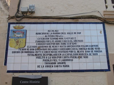 Dieses Wandbild auf der Fassade der &quot;Casa Albaida&quot; erzählt die Geschichte des Ortes.