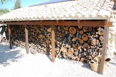 Holz.JPG (82.63 KiB) 2701 mal betrachtet Wetterfeste Überdachung mit Dachpfannen für die Holzablage