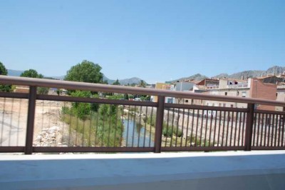 Blick von der neuen Brücke auf das Flüsschen Girona (6/2011)