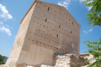 Torre Rückseite, man erkennt schön die typische Stampflehmbauweise (Tapial)