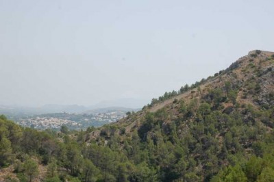 Die Dorf umgibt ein dreieinhalb Kilometer lange und drei Meter hohe Mauer (Doppelklick auf das Bild zum besseren Erkennen). Schöner Blick zur Küste, doch dahinter wurden die Kranken von der Außenwelt isoliert.