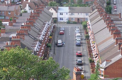 800px-Street_of_terraced_housing.jpg (121.65 KiB) 3227 mal betrachtet Typische row houses in England <br />Released under the GNU Free Documentation License<br />User Duncharris on en.wikipedia