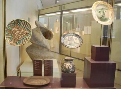 K-Ausstellungsvitrine 20. Jahrh..JPG (58.27 KiB) 6817 mal betrachtet Vitrine mit Exponaten aus dem 20. Jahrhundert