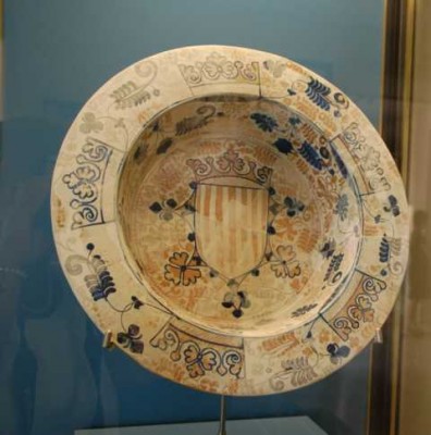 K-Heraldica.JPG (52.12 KiB) 6736 mal betrachtet Plato Brasero Manises. Loza azul y dorada. Heráldica del reino de Valencia, Siglo XV.