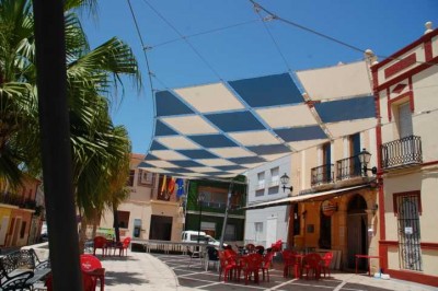 mit aufwändigem Sonnensegel DSC_0624.JPG (106.83 KiB) 4342 mal betrachtet ...mit einem aufwändigen, großen Sonnensegel beschattet.