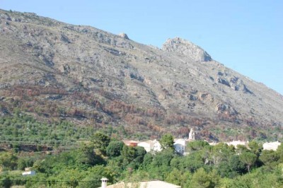 Benigembla mit der Sierra del Peñón (nach einem Brand im Frühjahr 2011)